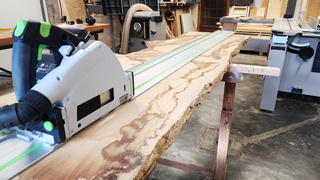 découpe de bois avec une scie plongeante, rail de guidage